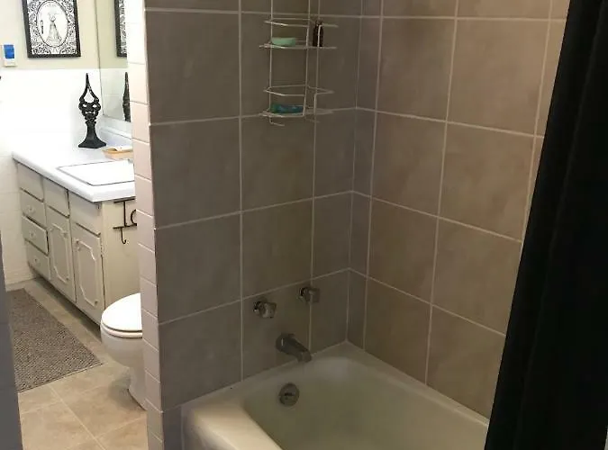 Penthouse Overlooking Main Street With Free Off Street Parking Apartamento *