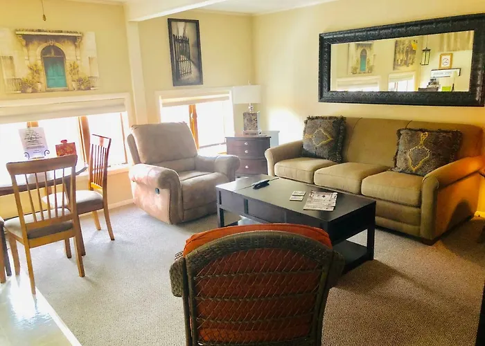 Apartamento Penthouse Overlooking Main Street With Free Off Street Parking *
