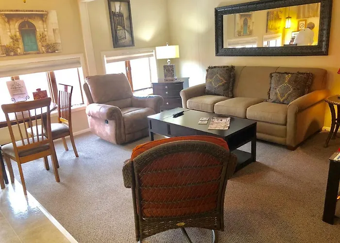 Penthouse Overlooking Main Street With Free Off Street Parking Apartamento