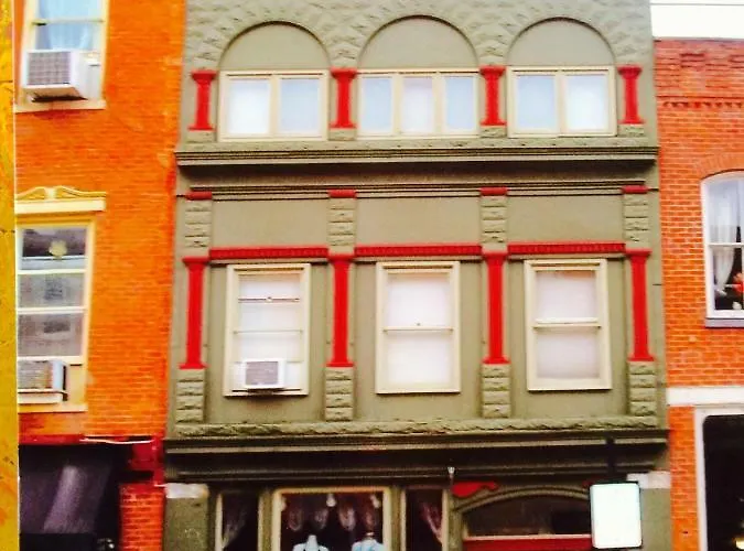 Apartamento Penthouse Overlooking Main Street With Free Off Street Parking *